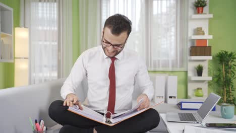 un hombre de negocios feliz y alegre es agradable y pacífico.
