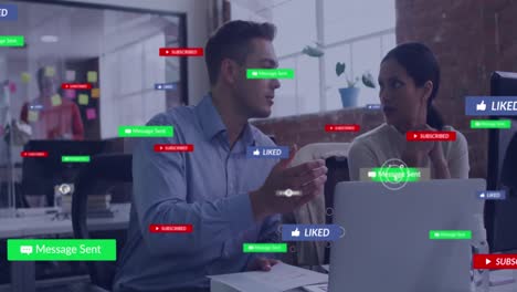 animación de textos e iconos en cajas de mensajes sobre diversos compañeros de trabajo discutiendo informes en la computadora portátil