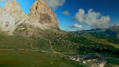 vuelo lejos de la cumbre de langkofel con cielo azul y nubes blancas hinchadas