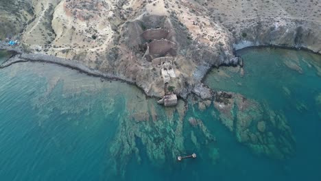 La-Perspectiva-Aérea-Revela-La-Mina-De-Hierro-Abandonada-Y-El-Puerto-Deteriorado,-Ahora-En-Ruinas-Junto-Al-Mar.