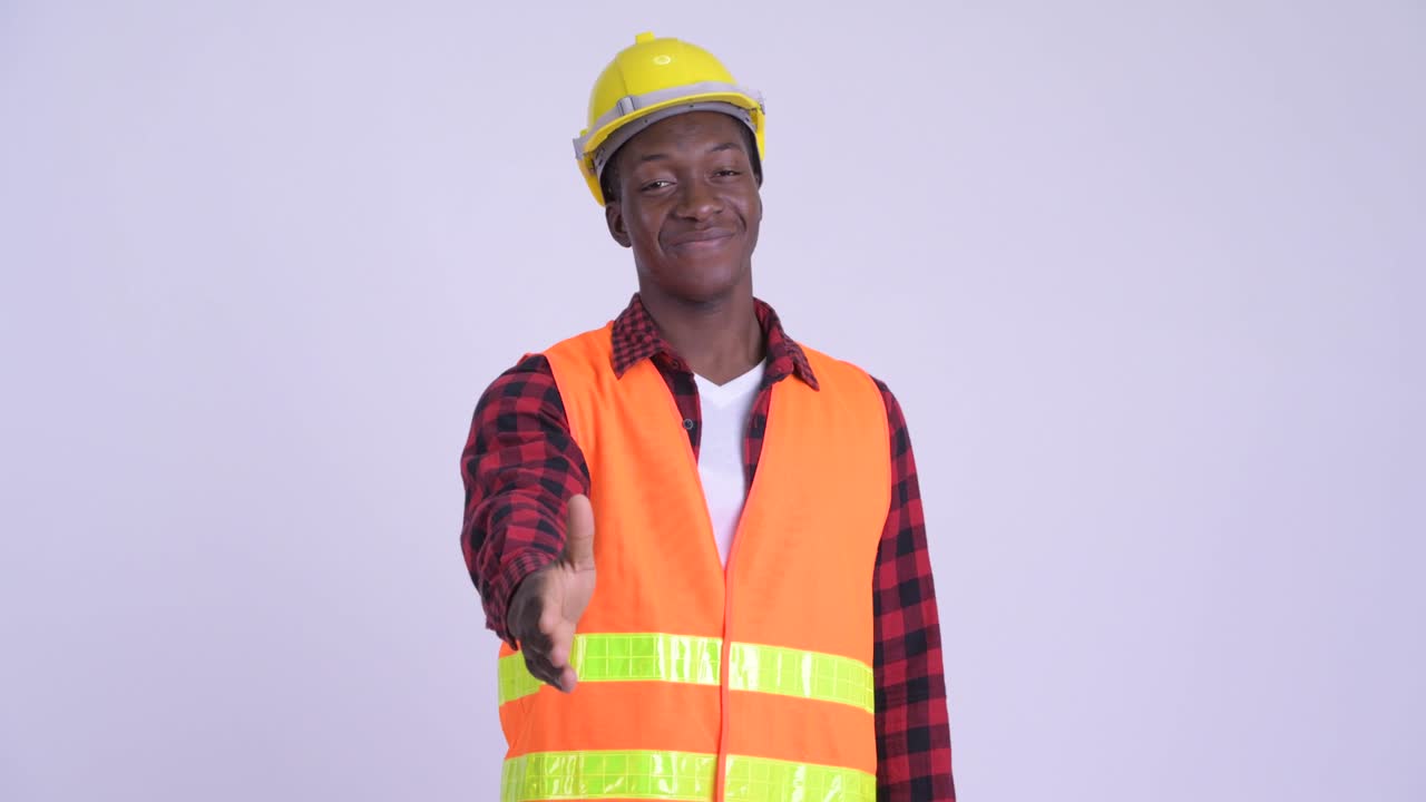 joven y guapo hombre africano trabajador de la construcción