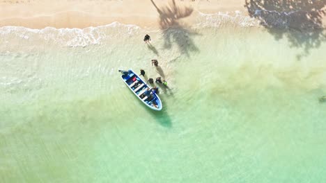 Luftaufnahme-Eines-Lokalen-Karibischen-Bootes,-Das-Taucher-Mitnimmt