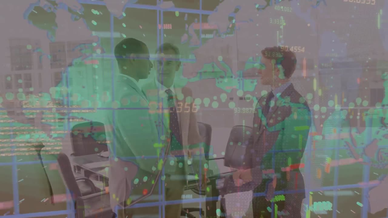 세계 지도의 애니메이션과 데이터 처리 다양한 사업가들이 사무실에 있습니다.