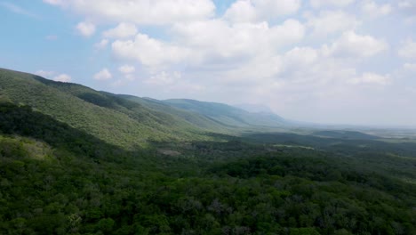 Mexiko-Hyperlapse-Tropische-Landschaft-Grüne-Dschungelhügel,-Die-Zum-Flusstal-Abfallen,-Mit-Kumuluswolken,-Die-Sich-über-Ihnen-Bilden,-Gleichmäßiges-Tempo,-Schnelle,-Auflandige-Brise,-üppiger-Wind