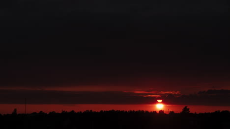 hermosa y vibrante puesta de sol de verano en estonia