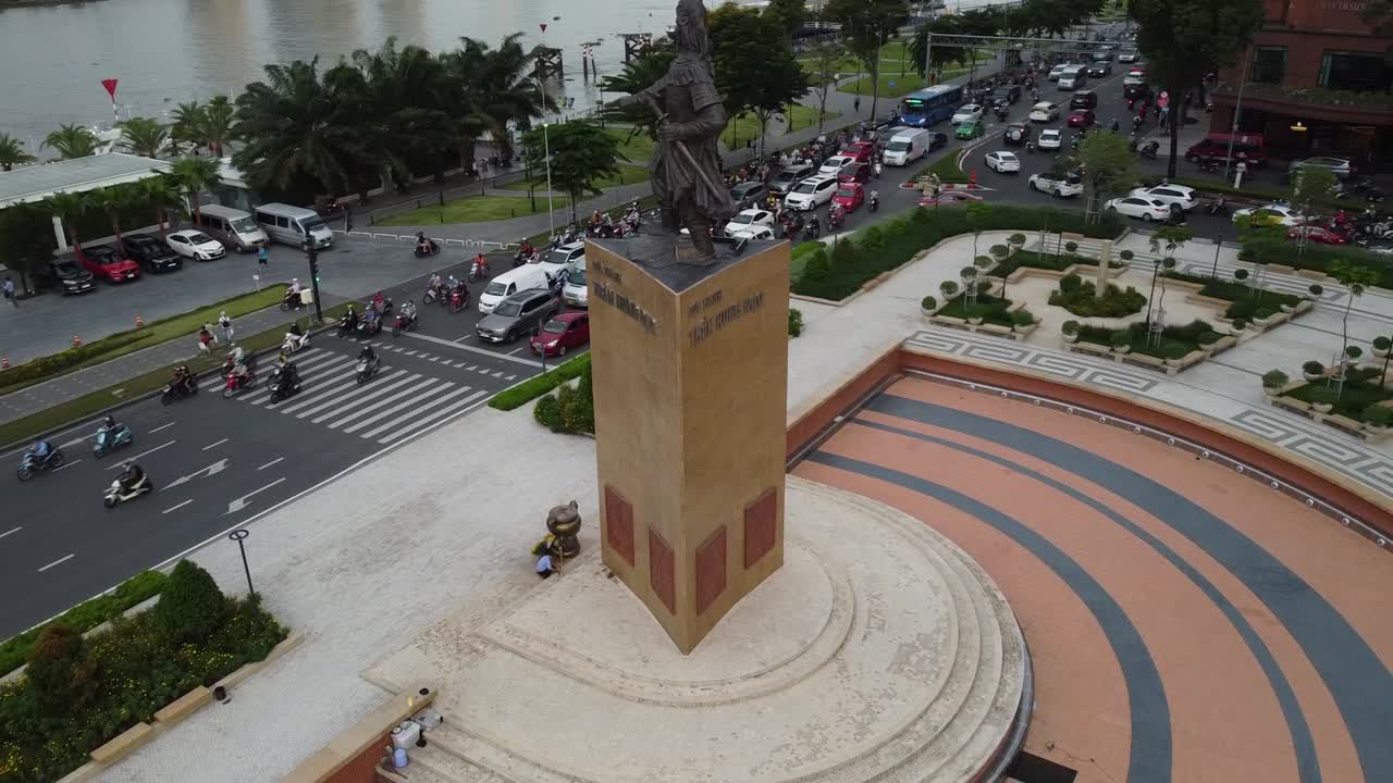 estatua de tran hung tao en el distrito 1 de la ciudad de ho chi minh, vietnam. orbita aérea durante la hora punta.