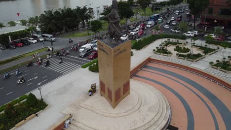 Estatua-De-Tran-Hung-Dao-En-El-Distrito-1-De-La-Ciudad-De-Ho-Chi-Minh,-Vietnam,-órbita-Aérea-Durante-La-Hora-Pico