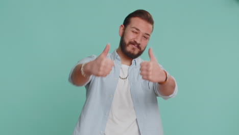 hombre libanés levanta el pulgar está de acuerdo o da una respuesta positiva recomienda el anuncio le gusta bien