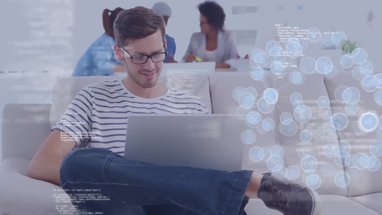 hombre sentado en un sofá trabajando en su computadora portátil