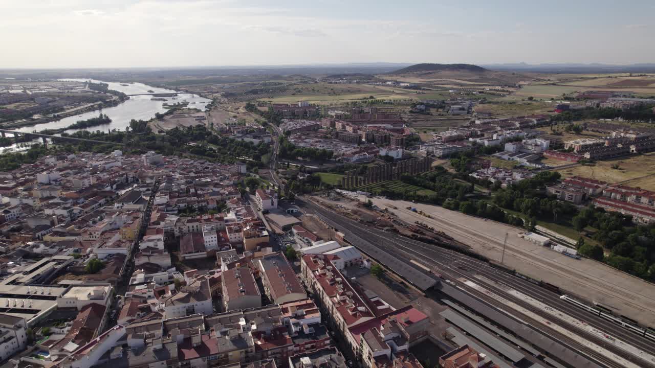 Vista aérea orbitando a cidade de Mérida, Espanha, ao longo do rio Guadiana e a linha do horizonte da província de Badajoz