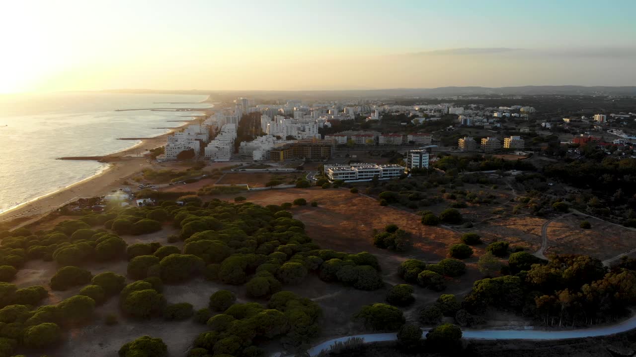 vista aérea de la ciudad de quarteira en el algarve, portugal, al atardecer