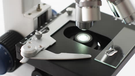vídeo de primer plano del microscopio de laboratorio con espacio de copia en fondo blanco