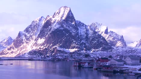 La-Nieve-Cubre-Una-Hermosa-Vista-De-Un-Puerto-Y-Una-Bahía-En-Una-Aldea-En-Las-Islas-árticas-De-Lofoten-Noruega-1