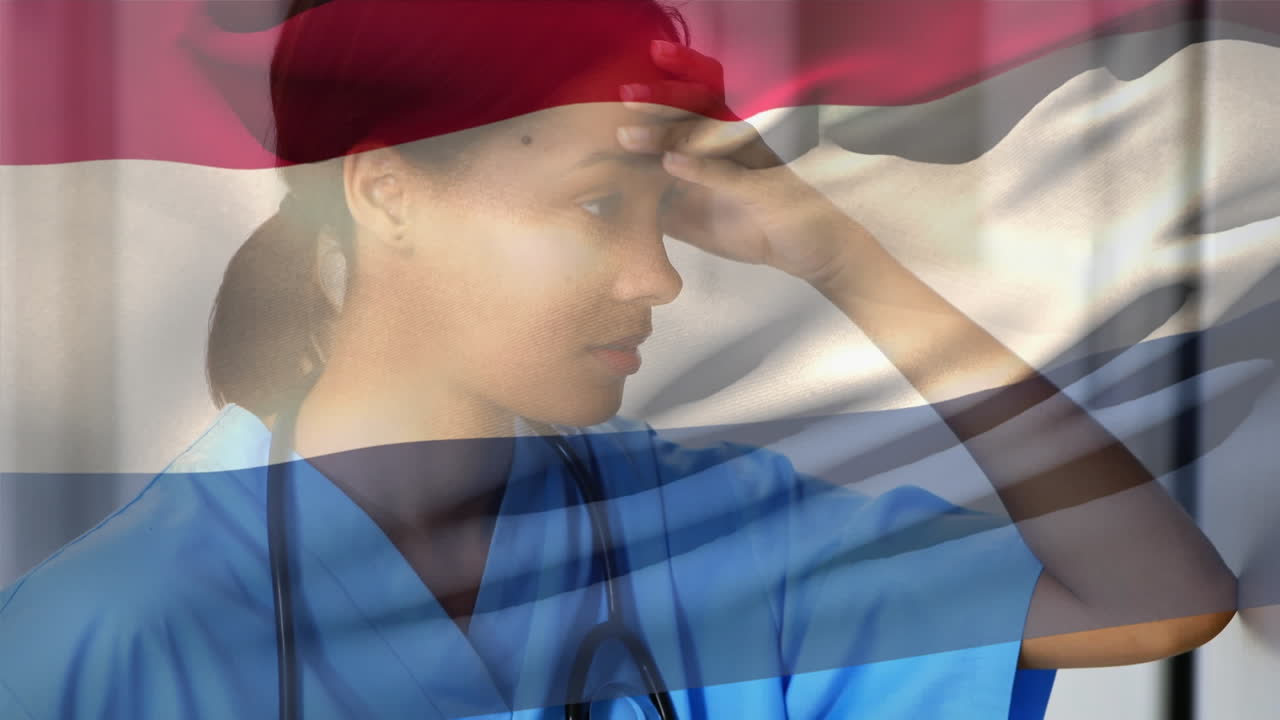 네덜란드  ⁇ 발이 병원에서 스트레스를 받은 아프리카계 미국인 여성 의료 종사자 위에 흔들리고 있다