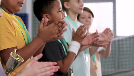 niños con medallas y trofeos