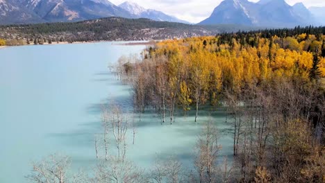 drone deslizándose sobre el lago abraham