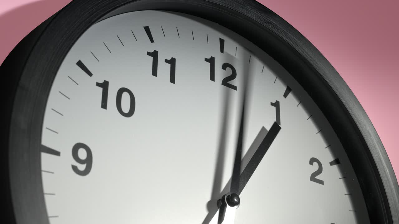 el reloj en la pared de rosa rosado en el lapso de tiempo