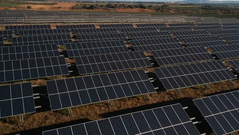 Toma-Aérea-Desde-Baja-Altura-A-Través-De-Algunas-Líneas-De-Paneles-Solares