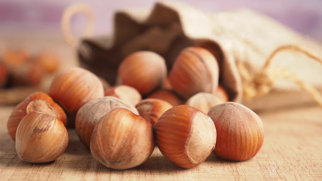 Primo piano di nocciole con guscio su un tavolo di legno