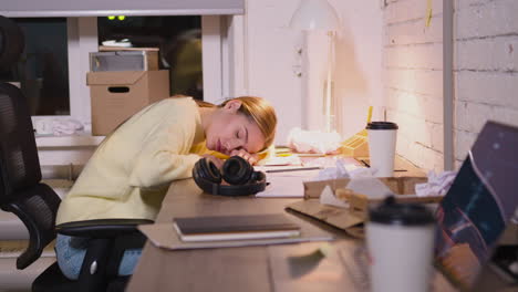 Mujer-Joven-Cansada-Tomando-Un-Descanso-Para-Descansar-Y-Tomar-Una-Siesta-En-El-Lugar-De-Trabajo