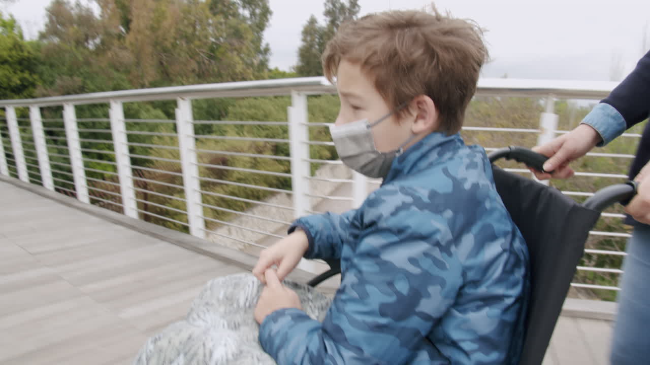 장애 자녀를 돌보는 어머니