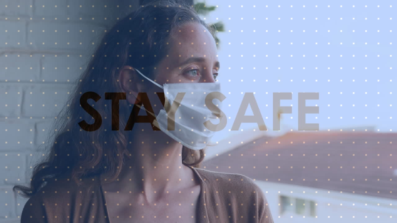 animación del mensaje de auto-aislamiento sobre una mujer caucásica que usa una máscara facial