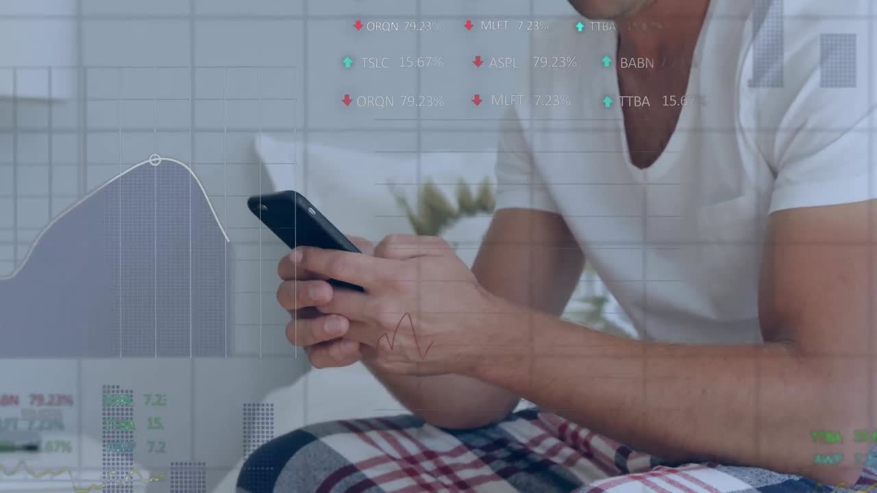 animación de gráficos financieros y datos sobre la sección media del hombre caucásico usando teléfono inteligente