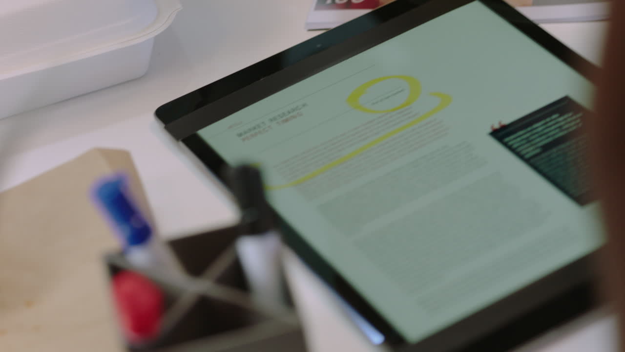 gente de negocios intercambiando ideas usando computadoras tablet trabajando juntos viendo el proyecto en la pantalla en la sala de juntas de la oficina de cerca