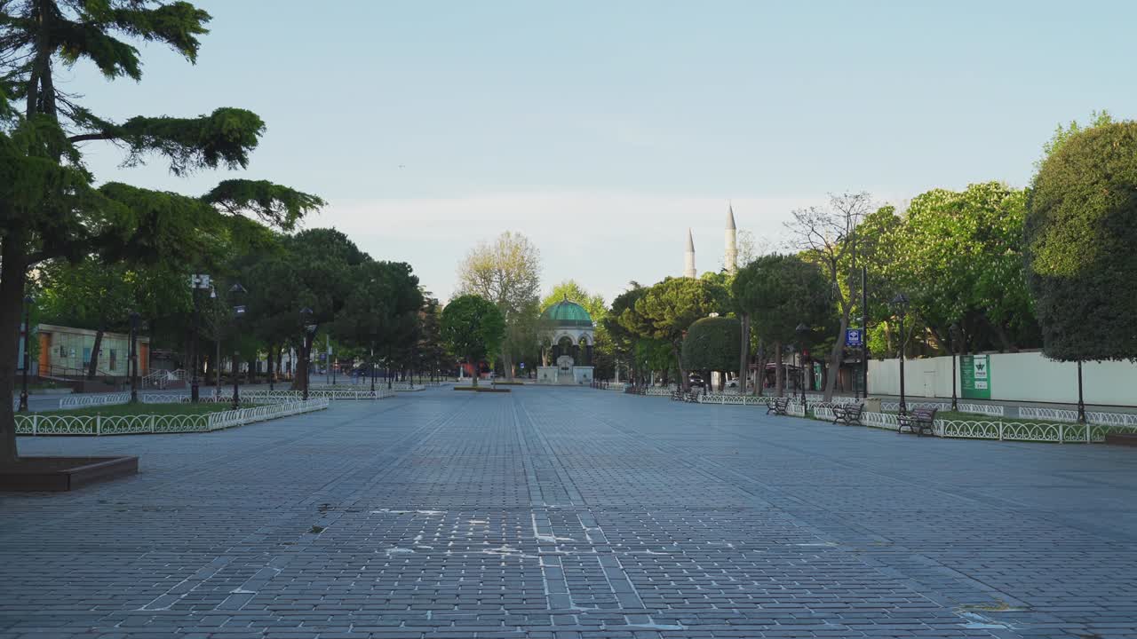 plaza sultanahmet vacía sin gente. días de cuarentena. imágenes de 4k en turquía