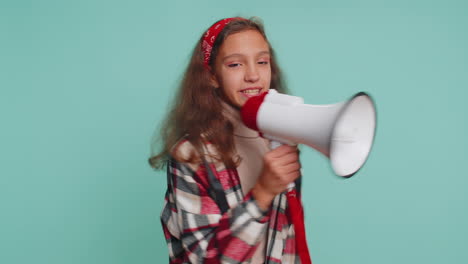 niño grita en el megáfono altavoz anuncia descuentos venta, anunciando publicidad