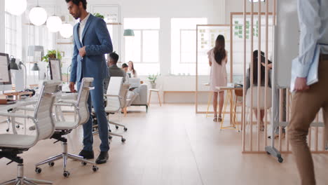 oficina corporativa ocupada y personal caminando