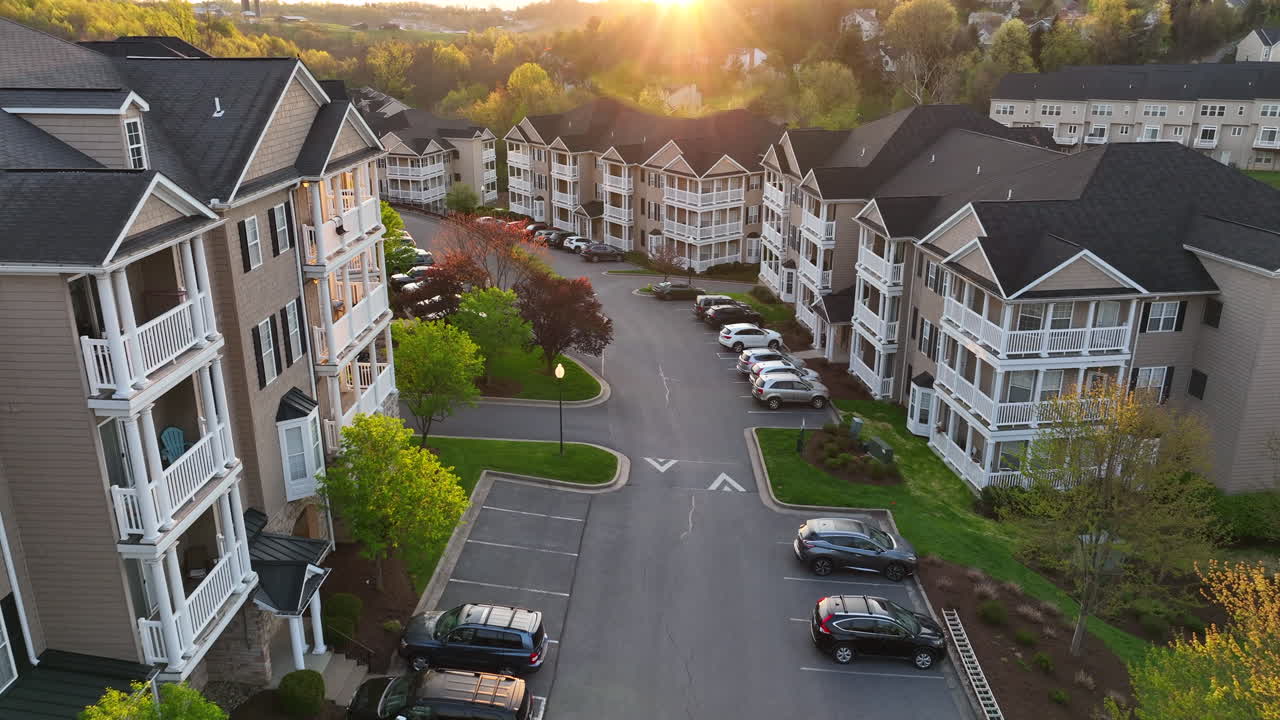 Imagem aérea cinematográfica de edifício de apartamentos residencial nos EUA ao nascer do sol.