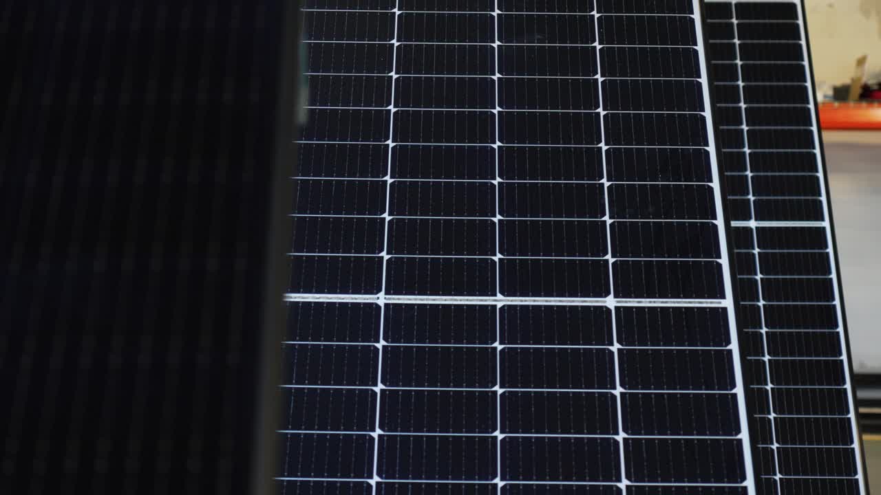 toma panorámica aérea de paneles solares en la azotea durante el día soleado - tecnología moderna