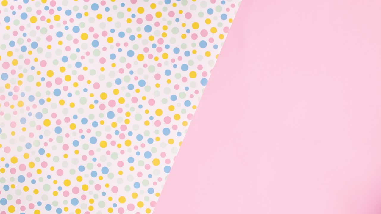 deliciosos pasteles de taza aparecen en la tabla de corte y uno en el plato. detenga el movimiento