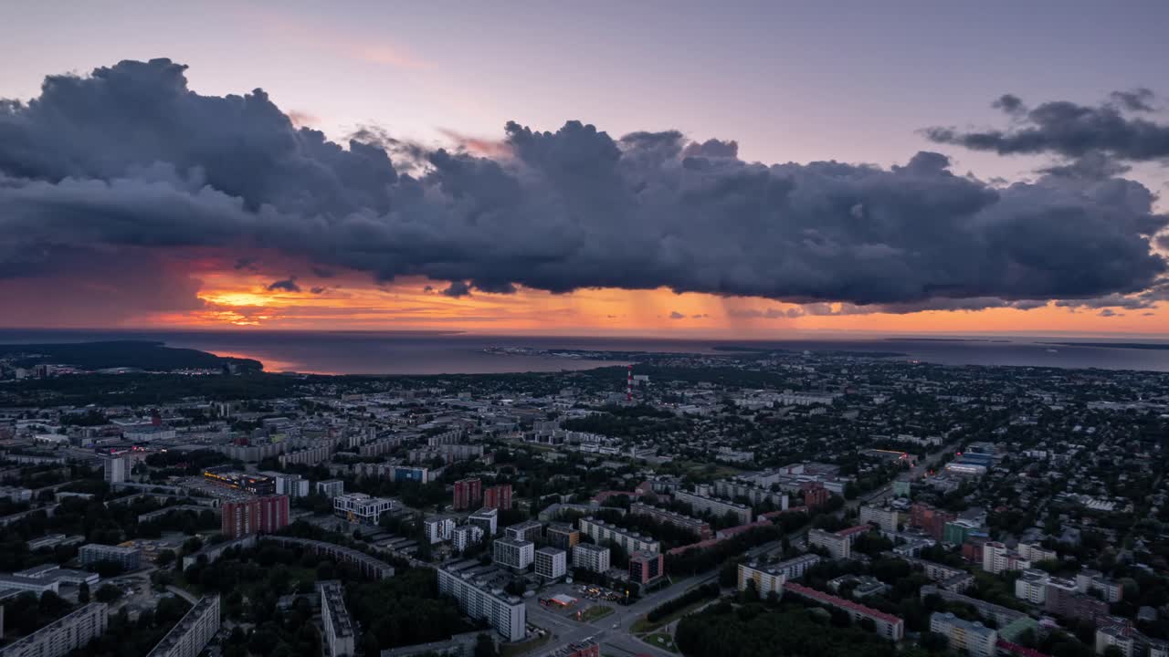 maravillosa hiperlapso aéreo del paisaje urbano de tallin al atardecer, cielo dramático