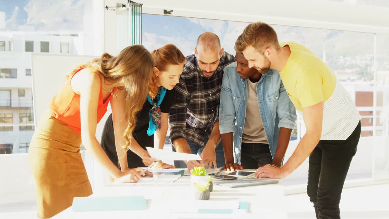 grupo de colegas discutiendo sobre el documento