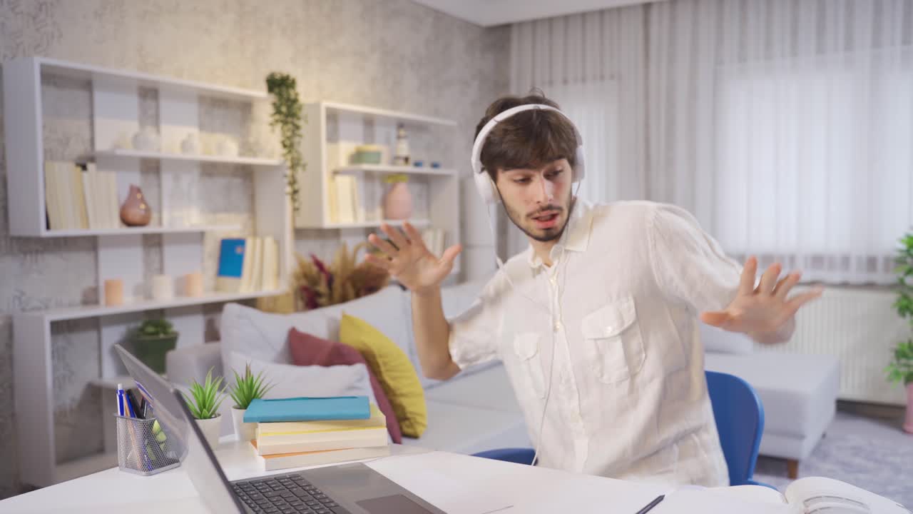 un joven feliz bailando en casa divirtiéndose con movimientos de baile divertidos.