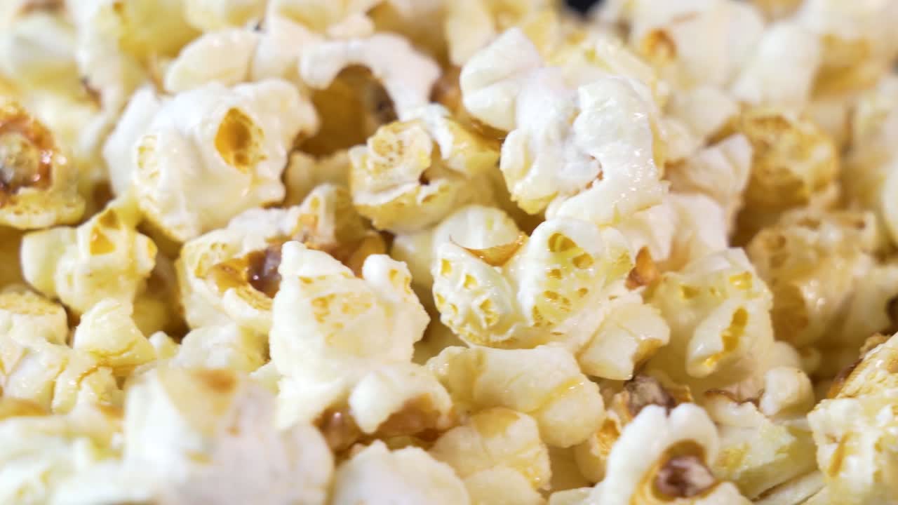 Primer plano de palomitas de maíz girando en una plataforma giratoria