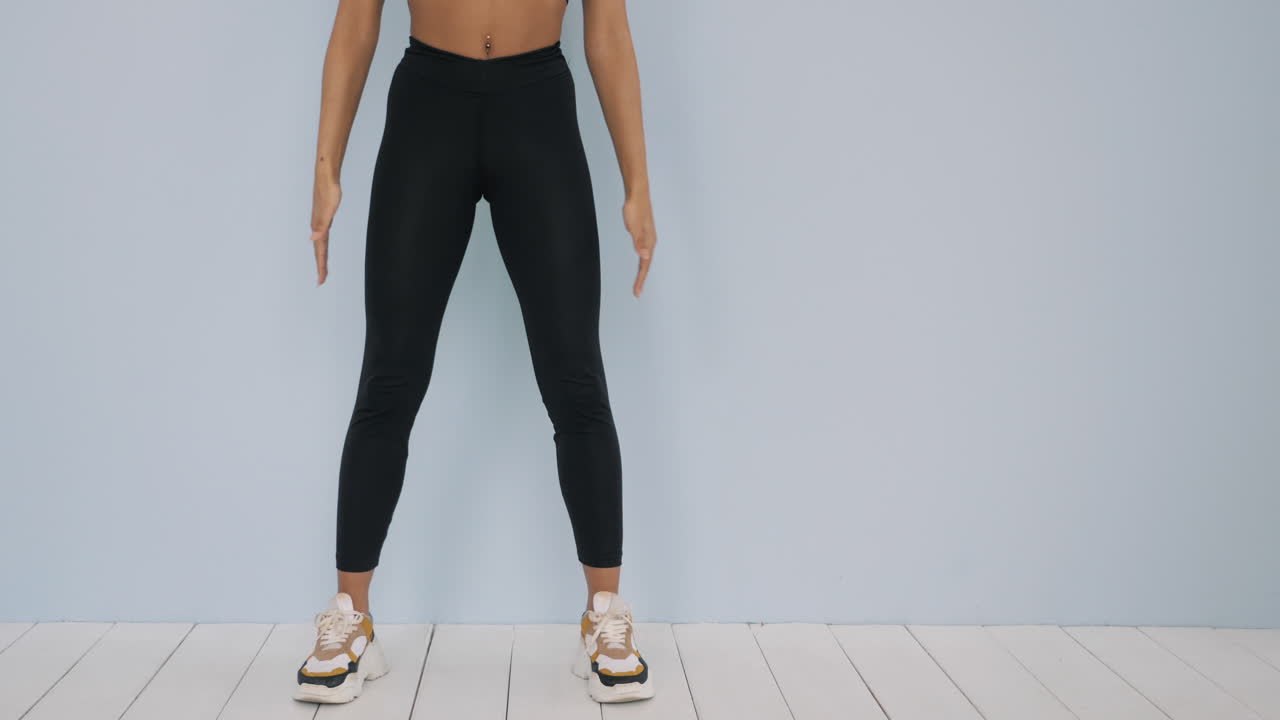 黒いアスリート服を着た女性フィットネスポーズ