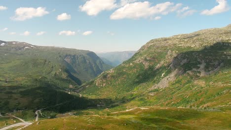 tiro fijo de glidecam en la cima de una montaña en un día soleado en la naturaleza de noruega