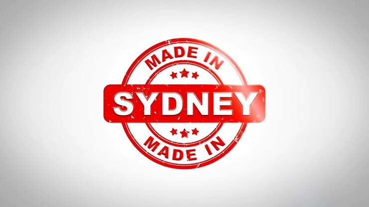 Animazione di timbro in legno con testo timbrato firmato "Made In SYDNEY". Inchiostro rosso su sfondo di carta bianca pulita con sfondo opaco verde incluso.