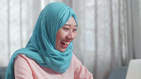 축하하는 행복한 여성
