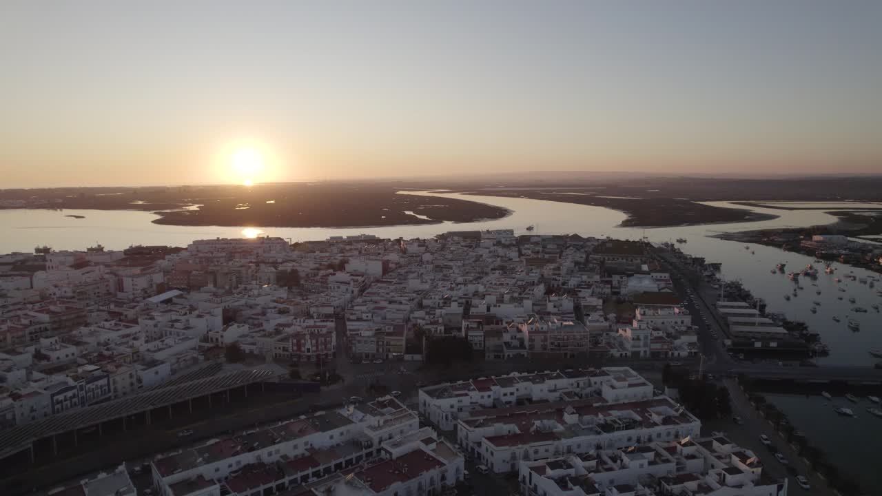 Veduta aerea al tramonto della popolare destinazione turistica Isla Cristina in Spagna