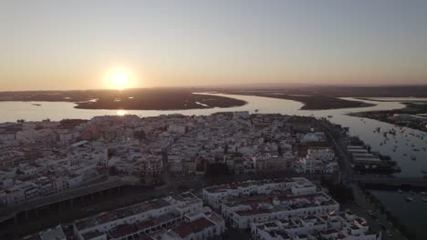 Luftaufnahme-Des-Sonnenuntergangs-Des-Beliebten-Touristenziels-Isla-Cristina-In-Spanien