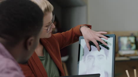 personas de negocios ingenieros que desarrollan software de reconocimiento facial para tecnología de comunicación móvil líder de equipo mujer que usa computadoras tablet digitales compartiendo ideas de diseño en presentaciones de oficina