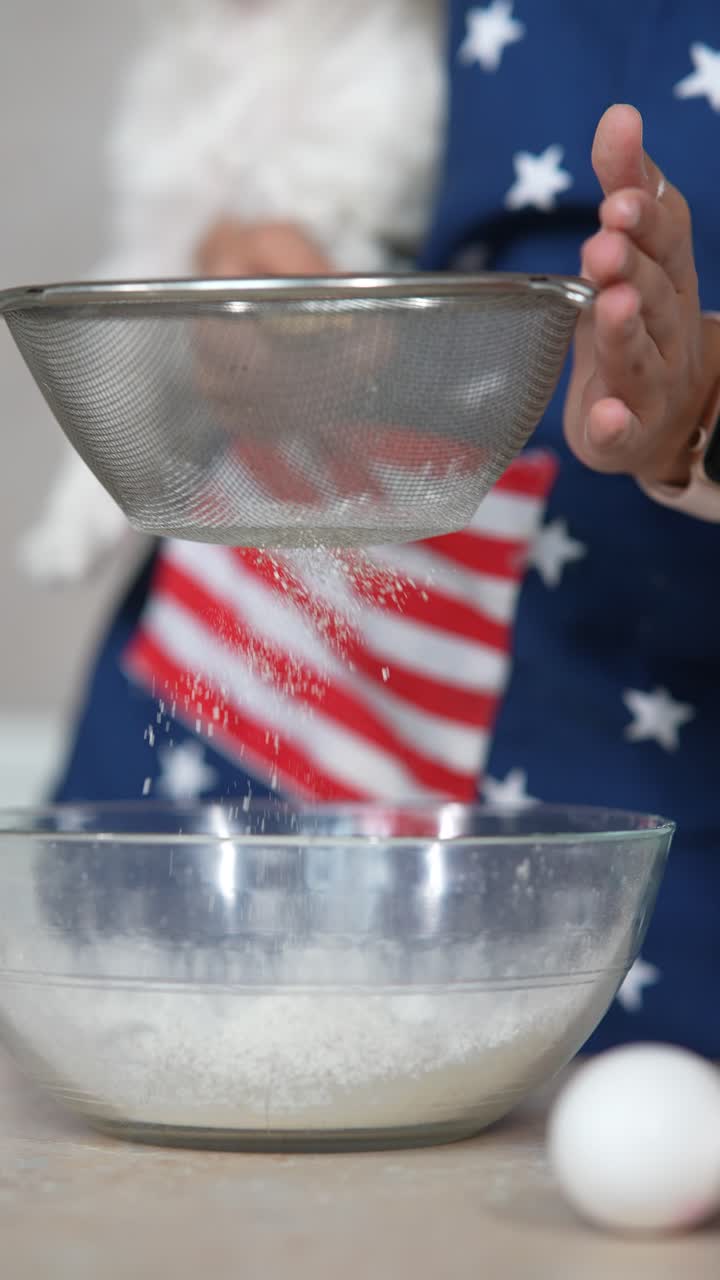 filtrar la harina en un cuenco para hornear