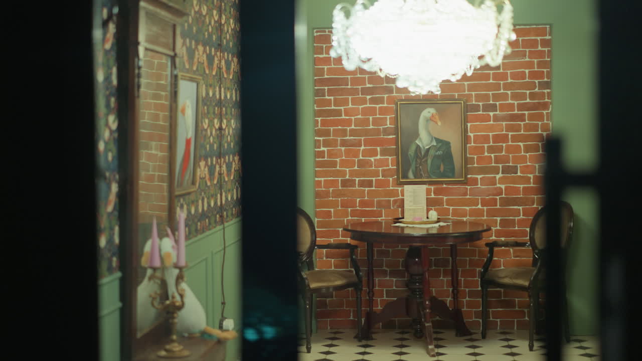 한 손이 유리 문을 열어 두 개의 의자와 테이블이 있는 편안한 방을 드러내는 모습, 방의 매력적인 분위기를 포착하고, 들리어, 미술품, 빈티지 장식이 특징입니다.