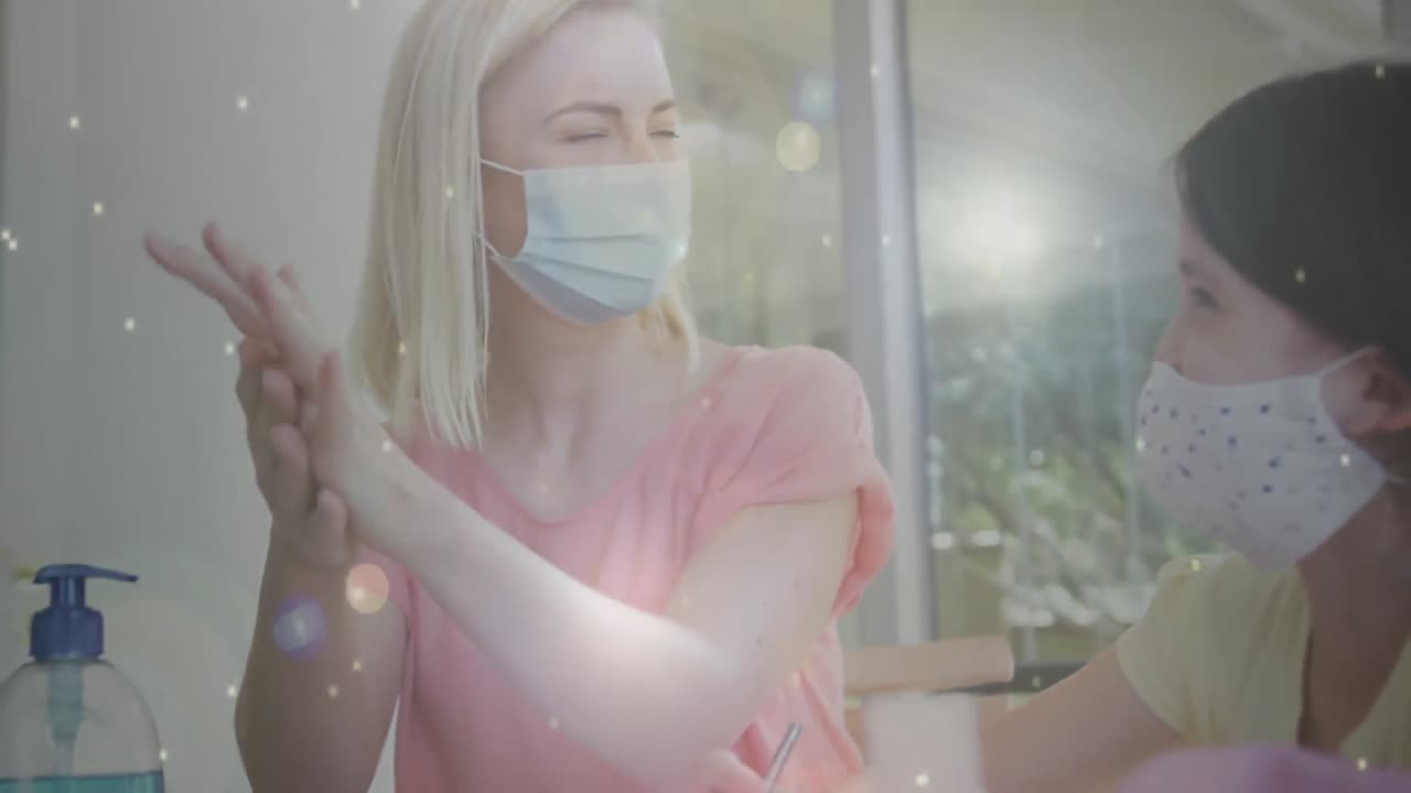 아픈 백인 금발 어머니와 그녀의 딸이 얼굴 마스크를 착용하는 코로나19 세포의 애니메이션