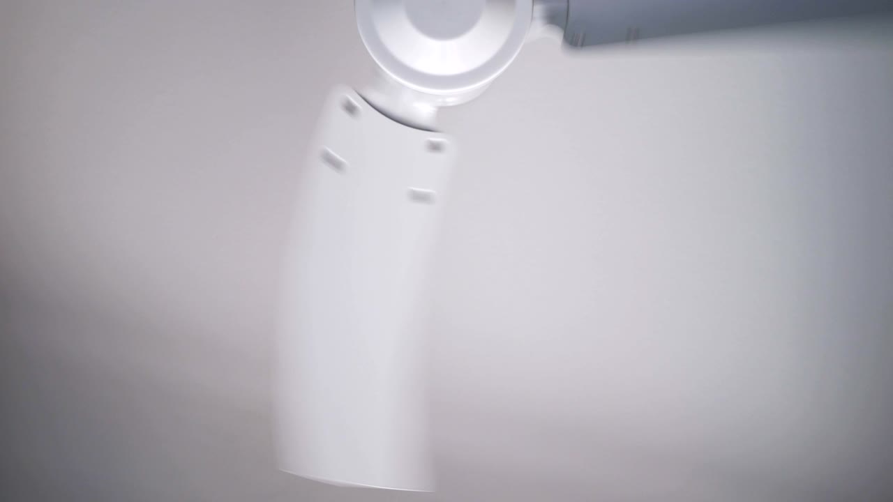 el abanico de metal blanco girando