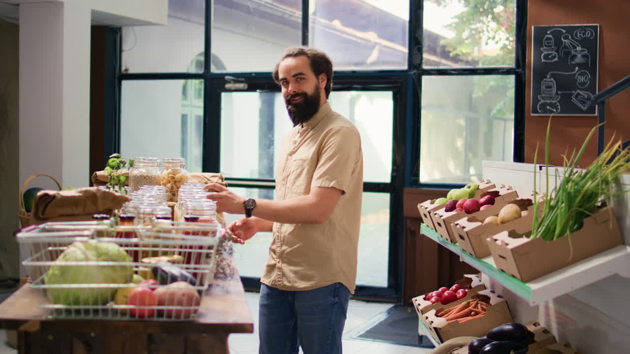 cliente comprando en un supermercado ecológico